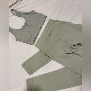 TNA - Cheeky hi-rise butter leggings & TnAction Butter crop top both size SMALL